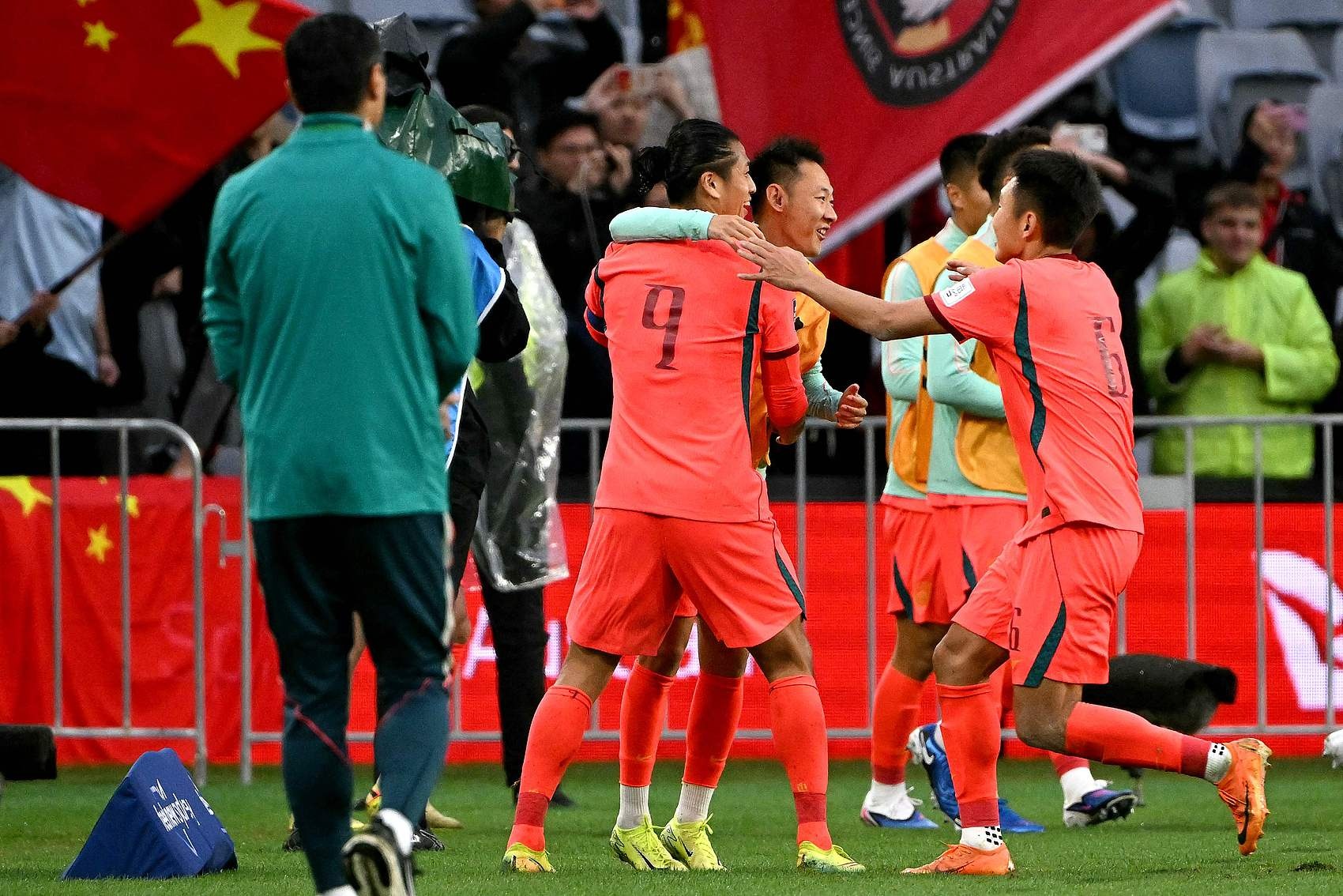 國足熱身賽兩球勝庫拉索 記者指對手狀態(tài)隨意