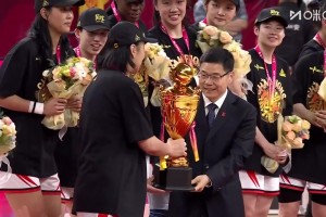 [四川女籃捧杯]四年三冠！賽后頒獎(jiǎng)儀式，四川女籃全隊(duì)捧起總冠軍獎(jiǎng)杯！