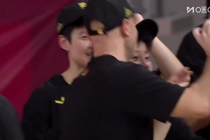 [四川女籃自拍]真的開心！頒獎(jiǎng)儀式之前，王思雨帶領(lǐng)四川女籃姑娘們自拍！