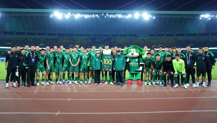 浙江2-1逆轉(zhuǎn)新鵬城止5輪不勝 張佳祺賽前獲百場(chǎng)紀(jì)念