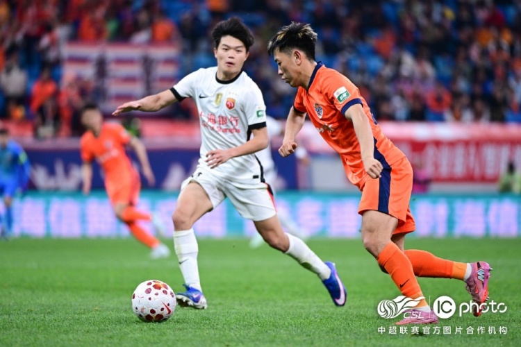 青島海牛3-1上海海港：吾米提江染紅致十人作戰(zhàn)，劉祝潤中柱難挽敗局
