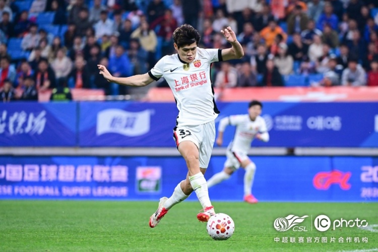 青島海牛3-1上海海港：吾米提江染紅致十人作戰(zhàn)，劉祝潤中柱難挽敗局