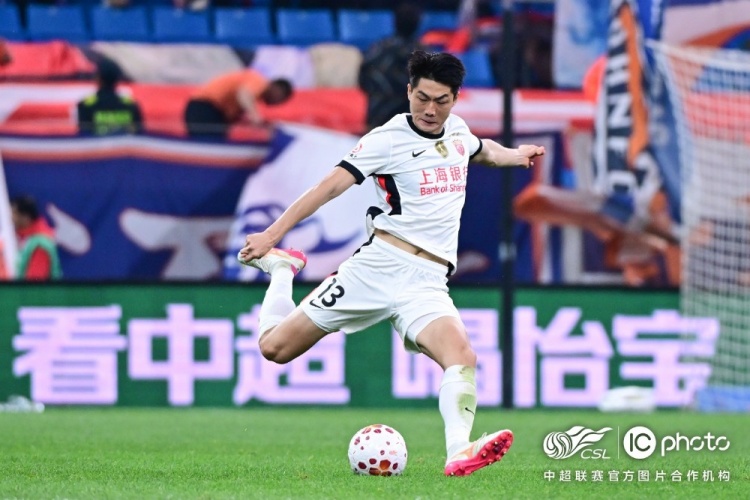 青島海牛3-1上海海港：吾米提江染紅致十人作戰(zhàn)，劉祝潤中柱難挽敗局