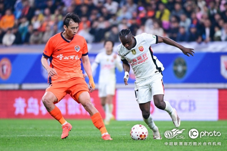 青島海牛3-1上海海港：吾米提江染紅致十人作戰(zhàn)，劉祝潤中柱難挽敗局