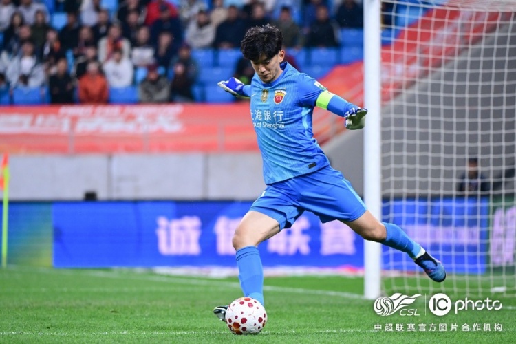 青島海牛3-1上海海港：吾米提江染紅致十人作戰(zhàn)，劉祝潤中柱難挽敗局
