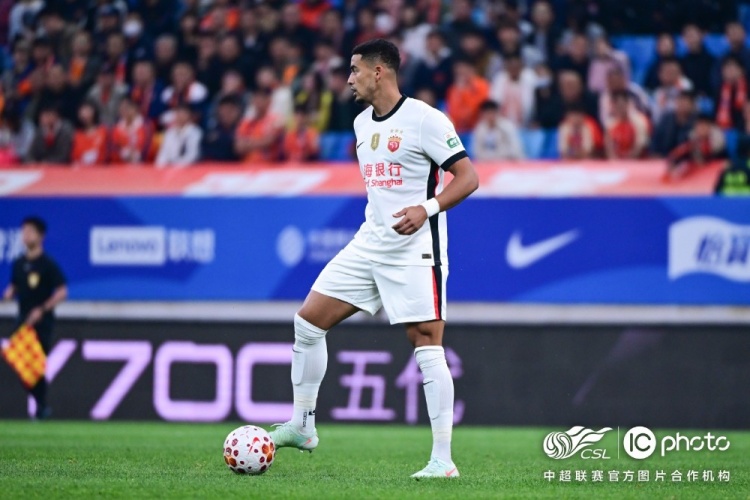 青島海牛3-1上海海港：吾米提江染紅致十人作戰(zhàn)，劉祝潤中柱難挽敗局