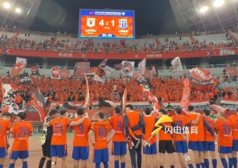 泰山主場(chǎng)4-1申花 賽后列隊(duì)致謝球迷 泰山主場(chǎng)4-1申花 賽后列隊(duì)致謝球迷