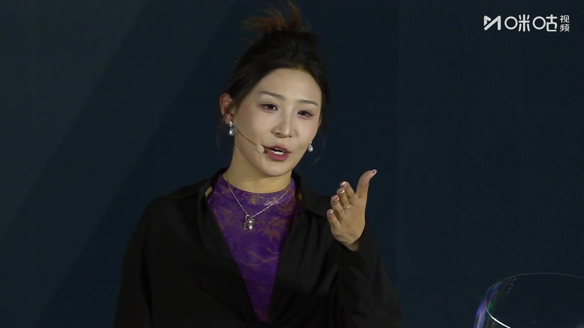 馬德李紫色旗袍亮相亞洲杯抽簽 稱(chēng)中上簽信佳一指導(dǎo)