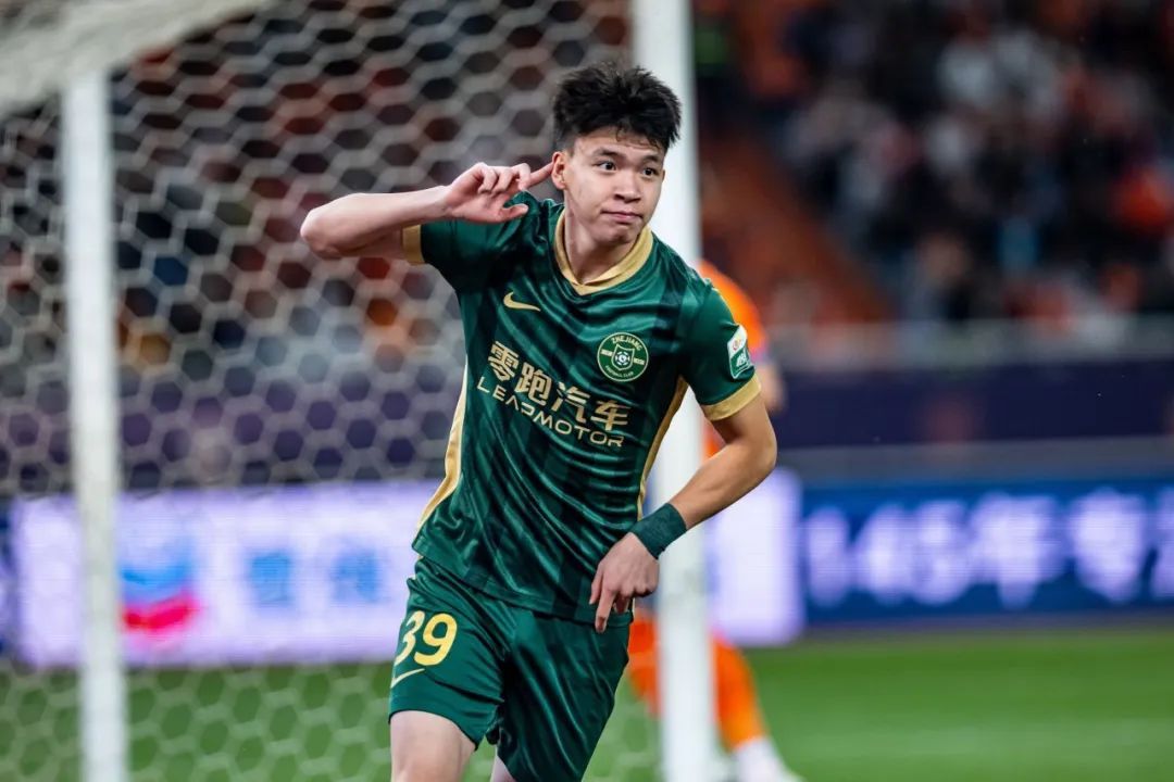 18歲王鈺棟8球登頂中超射手榜，40天從首球到并列第一