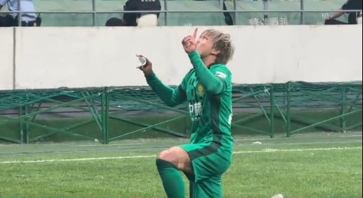 茹子楠破門后展示護腿板照片：進球送給在天上的奶奶