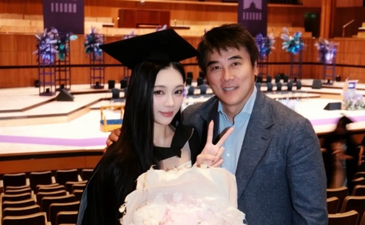 李明女兒曬合影回應(yīng)五年禁足：白玉落塵，時間給出答案