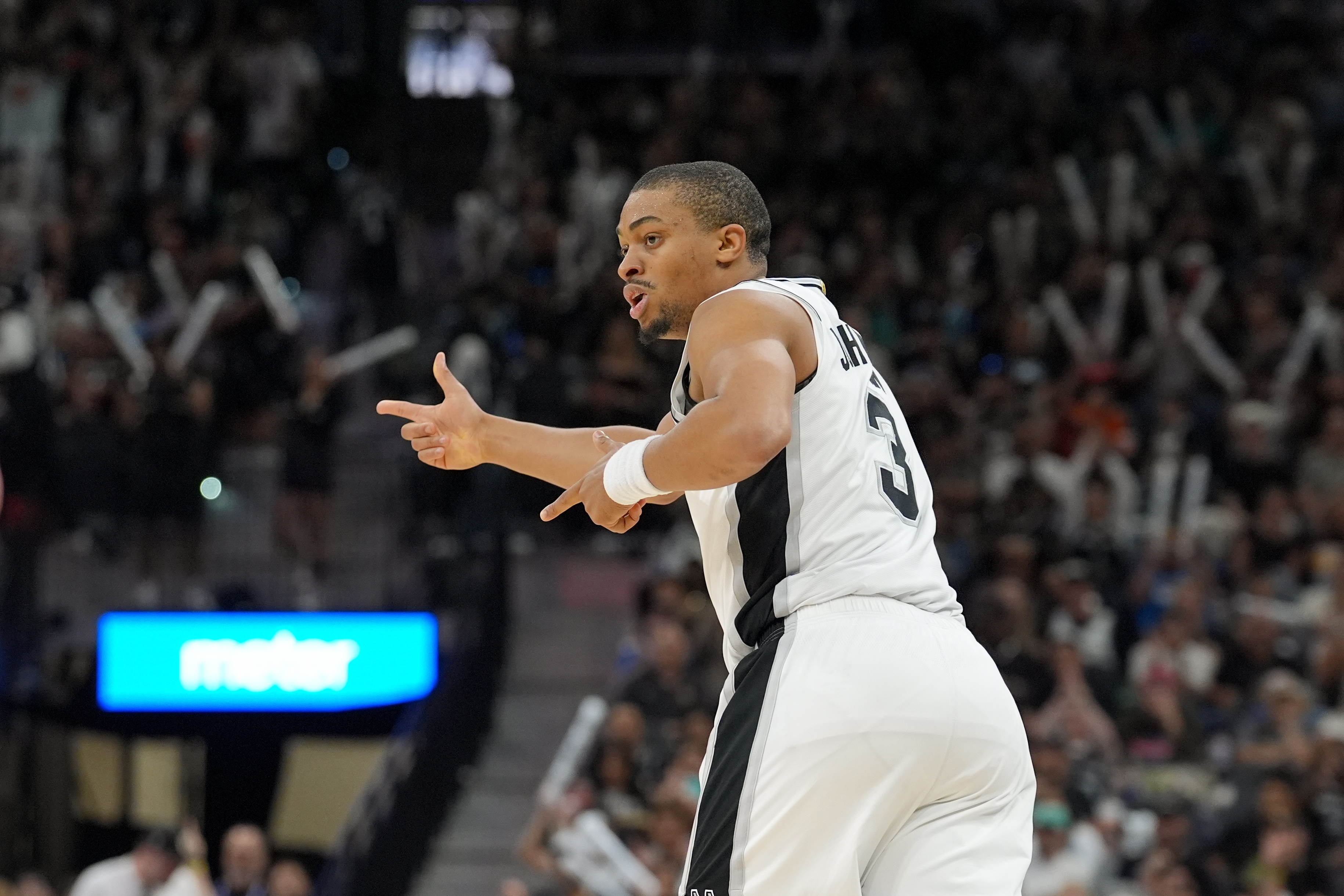 凱爾登正負值+14引領(lǐng)板凳匪徒 馬刺“標(biāo)志性籃球”扳回一城